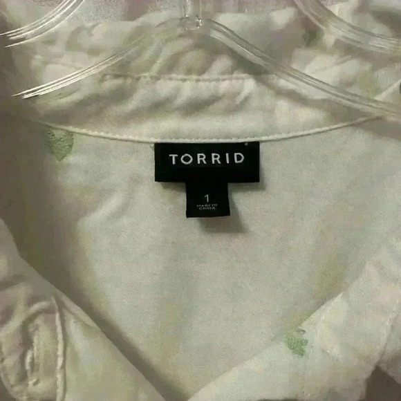 TORRID women’s white short sleeve button up with stitched embroidery.  Size 1X - Picture 5 of 5